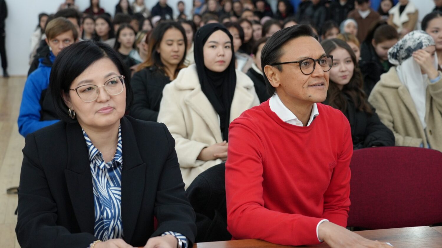 БЕЛГИЛҮҮ АЛЬПИНИСТ ЭДУАРД КУБАТОВ КМУНУН СТУДЕНТТЕРИ МЕНЕН ЖОЛУКТУ