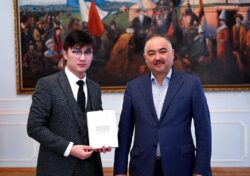 ТӨРАГА НУРЛАНБЕК ШАКИЕВ: “МАМЛЕКЕТ БИЛИМ БЕРҮҮ ТАРМАГЫНАН ЭЧ НЕРСЕНИ АЯБАШЫ КЕРЕК”