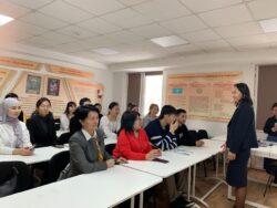 КМУНУН ОКУТУУЧУЛАРЫ АЛМАТЫДА ЛЕКЦИЯ ӨТҮҮДӨ