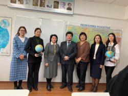 КМУНУН ОКУТУУЧУЛАРЫ АЛМАТЫДА ЛЕКЦИЯ ӨТҮҮДӨ