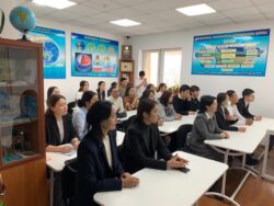 КМУНУН ОКУТУУЧУЛАРЫ АЛМАТЫДА ЛЕКЦИЯ ӨТҮҮДӨ