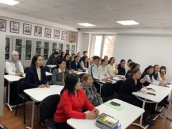 КМУНУН ОКУТУУЧУЛАРЫ АЛМАТЫДА ЛЕКЦИЯ ӨТҮҮДӨ