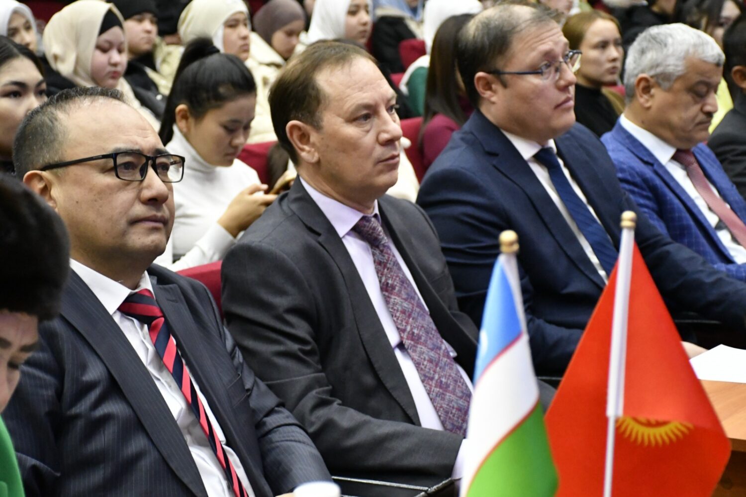 БҮТКҮЛ ДҮЙНӨЛҮК ЭНЕ ТИЛ КҮНҮНӨ АРНАЛГАН КЕЧЕ