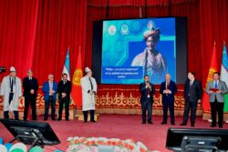 БҮТКҮЛ ДҮЙНӨЛҮК ЭНЕ ТИЛ КҮНҮНӨ АРНАЛГАН КЕЧЕ