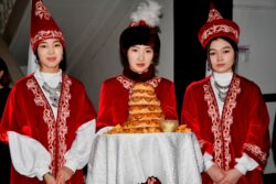 БҮТКҮЛ ДҮЙНӨЛҮК ЭНЕ ТИЛ КҮНҮНӨ АРНАЛГАН КЕЧЕ