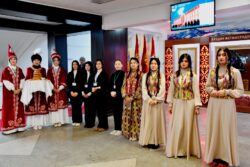 БҮТКҮЛ ДҮЙНӨЛҮК ЭНЕ ТИЛ КҮНҮНӨ АРНАЛГАН КЕЧЕ