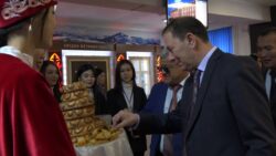 БҮТКҮЛ ДҮЙНӨЛҮК ЭНЕ ТИЛ КҮНҮНӨ АРНАЛГАН КЕЧЕ