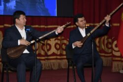 БҮТКҮЛ ДҮЙНӨЛҮК ЭНЕ ТИЛ КҮНҮНӨ АРНАЛГАН КЕЧЕ