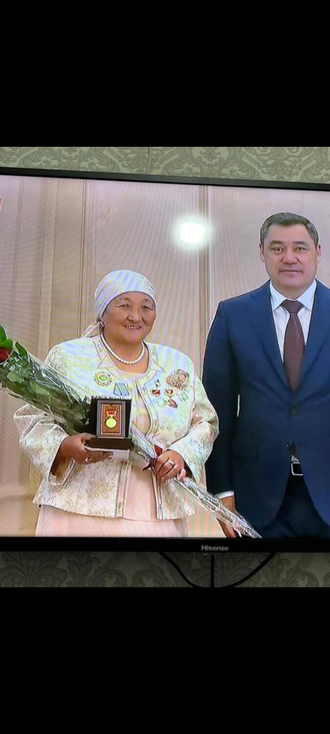 ЭМГЕК СИҢИРГЕН МУГАЛИМ ТОКТОБҮБҮ АЛЫМБЕКОВА: МАМЛЕКЕТТИК ТИЛГЕ БАСЫМ ЖАСАЛЫШЫ КЕРЕК