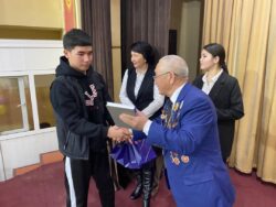 БЕШИНЧИ ЛИЦЕЙДИН БАЛДАРЫНА АТАКТУУ ЧЕМПИОНДУН БАТАСЫ
