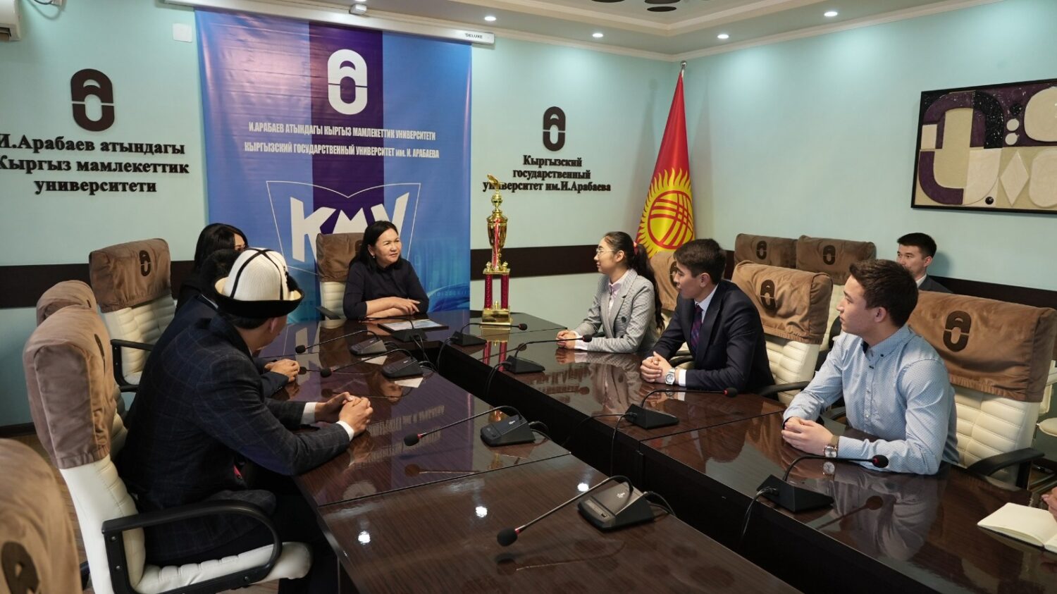 КМУнун РЕКТОРУ ЖЕҢҮҮЧҮЛӨРДҮ КАБЫЛ АЛДЫ