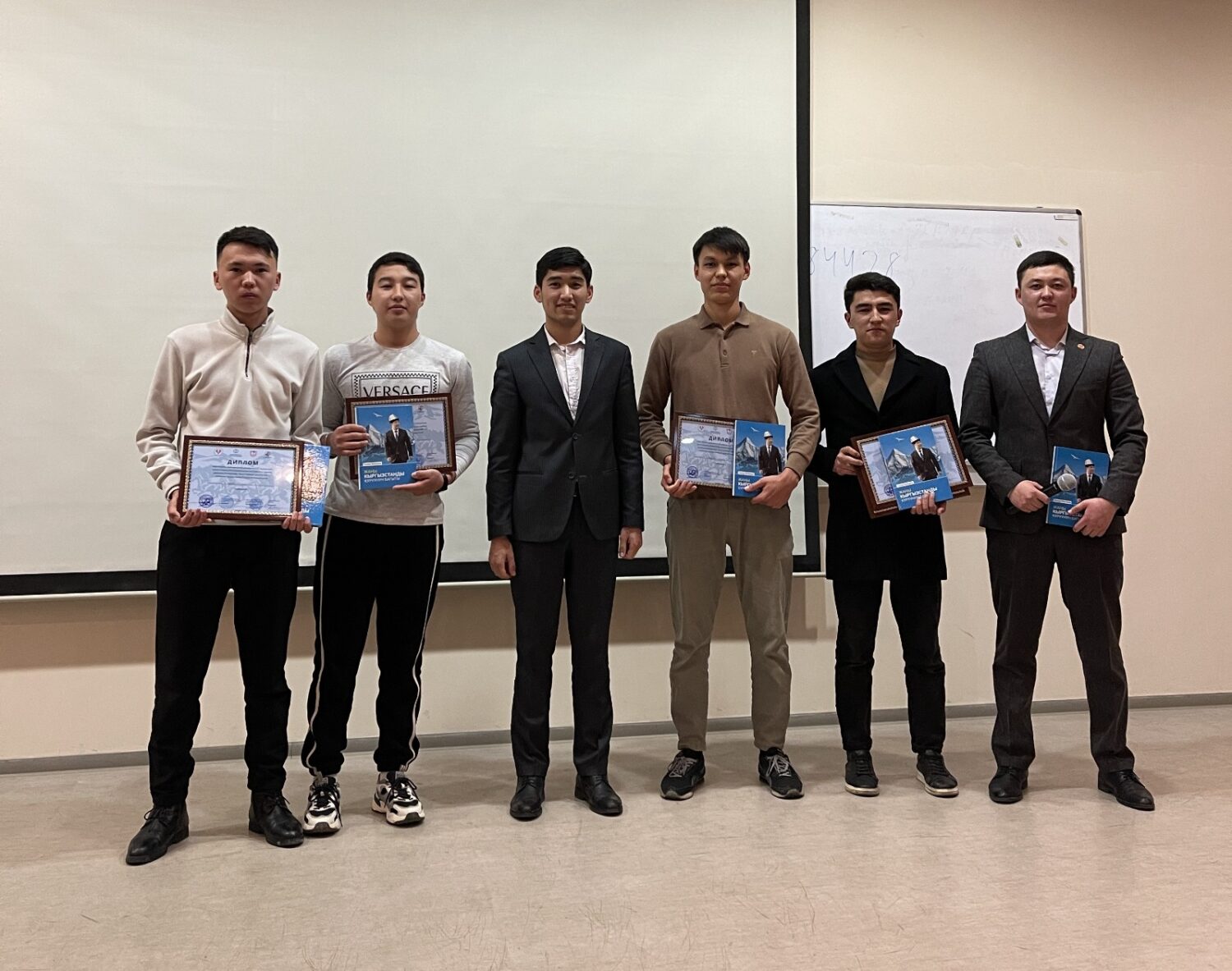 КМУнун РЕКТОРУ ЖЕҢҮҮЧҮЛӨРДҮ КАБЫЛ АЛДЫ