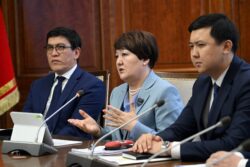 ПРЕЗИДЕНТ КЫРГЫЗСТАНДЫН МЕКТЕПТЕРИНДЕГИ БИЛИМ БЕРҮҮНҮ МОДЕРНИЗАЦИЯЛООНУН НЕГИЗГИ БАГЫТТАРЫН БЕЛГИЛЕДИ