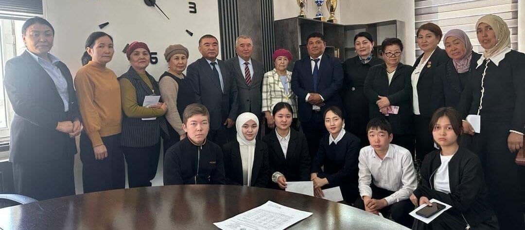 ӨЗГӨН: МУГАЛИМДИН ЭМГЕГИН БААЛАГАН АКИМ АКЧАЛАЙ СЫЙЛЫК ТАПШЫРДЫ