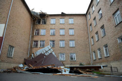 КАТУУ ШАМАЛ: БИШКЕКТЕ 11 МЕКТЕП ЖАНА 8 БАЛА БАКЧА ЖАБЫРКАДЫ