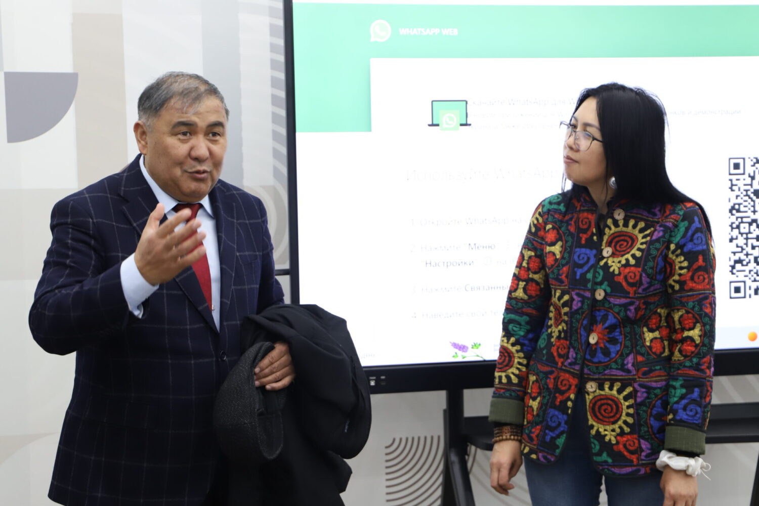 ОКУТУУЧУЛАР ЖАСАЛМА АКЫЛ БОЮНЧА ЖАҢЫ МААЛЫМАТТАРГА ЭЭ БОЛУШТУ