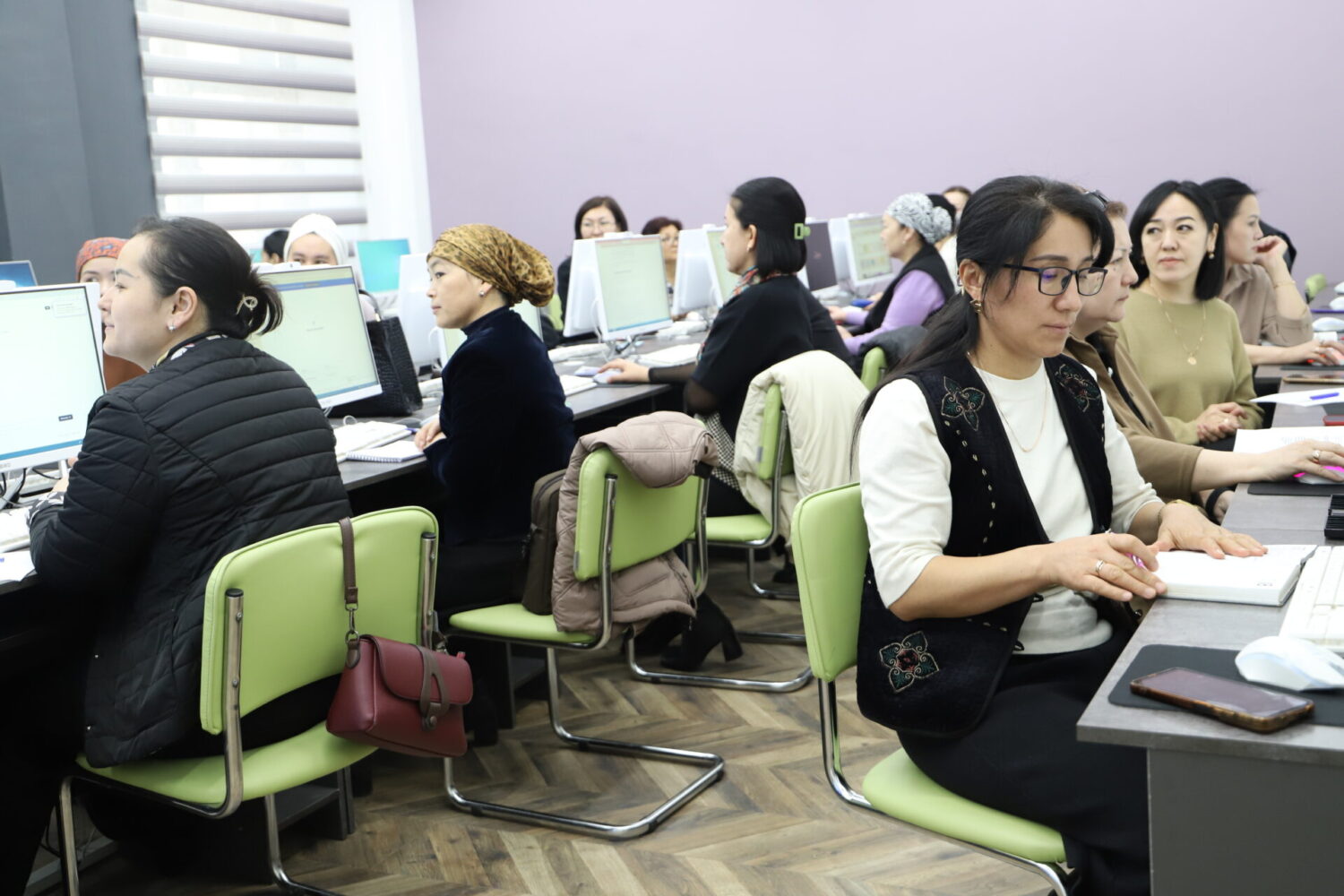 ОКУТУУЧУЛАР ЖАСАЛМА АКЫЛ БОЮНЧА ЖАҢЫ МААЛЫМАТТАРГА ЭЭ БОЛУШТУ