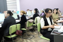 ОКУТУУЧУЛАР ЖАСАЛМА АКЫЛ БОЮНЧА ЖАҢЫ МААЛЫМАТТАРГА ЭЭ БОЛУШТУ