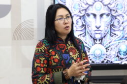 ОКУТУУЧУЛАР ЖАСАЛМА АКЫЛ БОЮНЧА ЖАҢЫ МААЛЫМАТТАРГА ЭЭ БОЛУШТУ