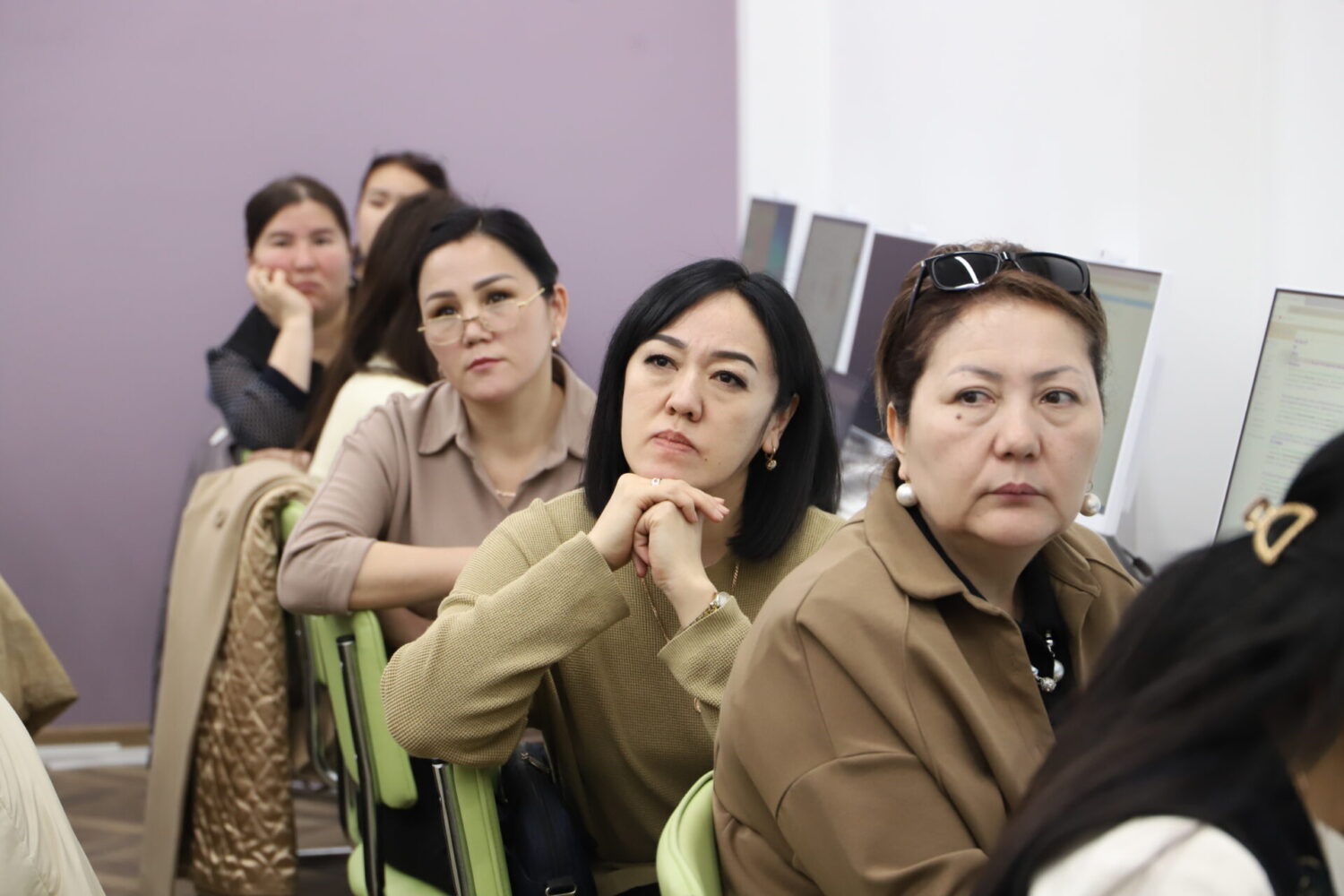 ОКУТУУЧУЛАР ЖАСАЛМА АКЫЛ БОЮНЧА ЖАҢЫ МААЛЫМАТТАРГА ЭЭ БОЛУШТУ