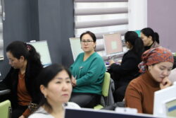 ОКУТУУЧУЛАР ЖАСАЛМА АКЫЛ БОЮНЧА ЖАҢЫ МААЛЫМАТТАРГА ЭЭ БОЛУШТУ