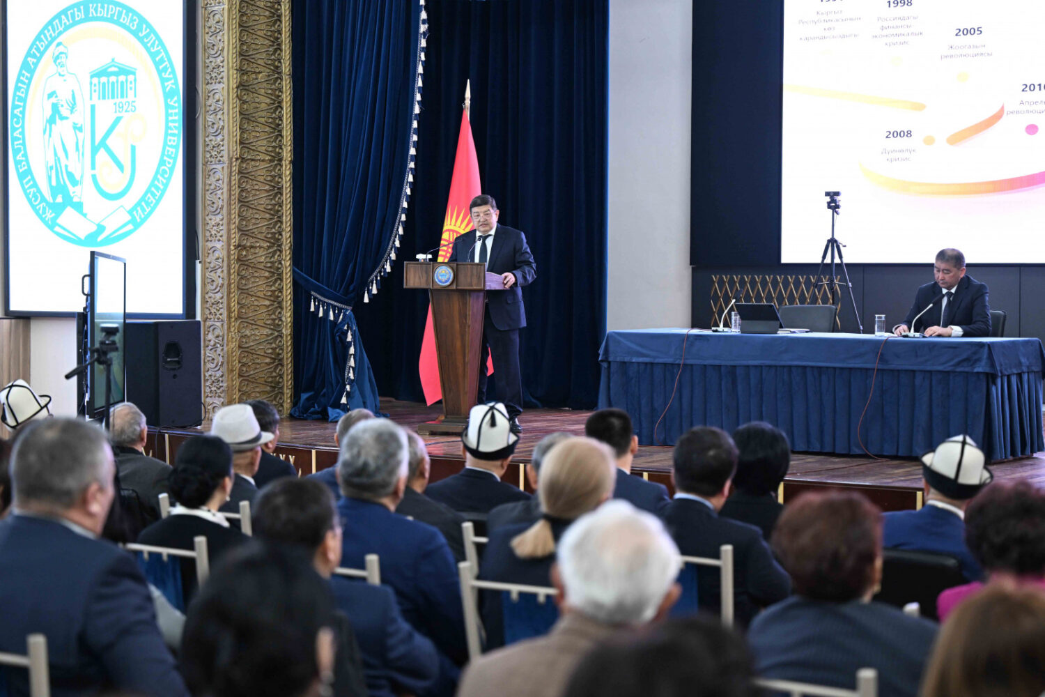 Минкаб башчысы КУУнун студенттерине лекция окуду