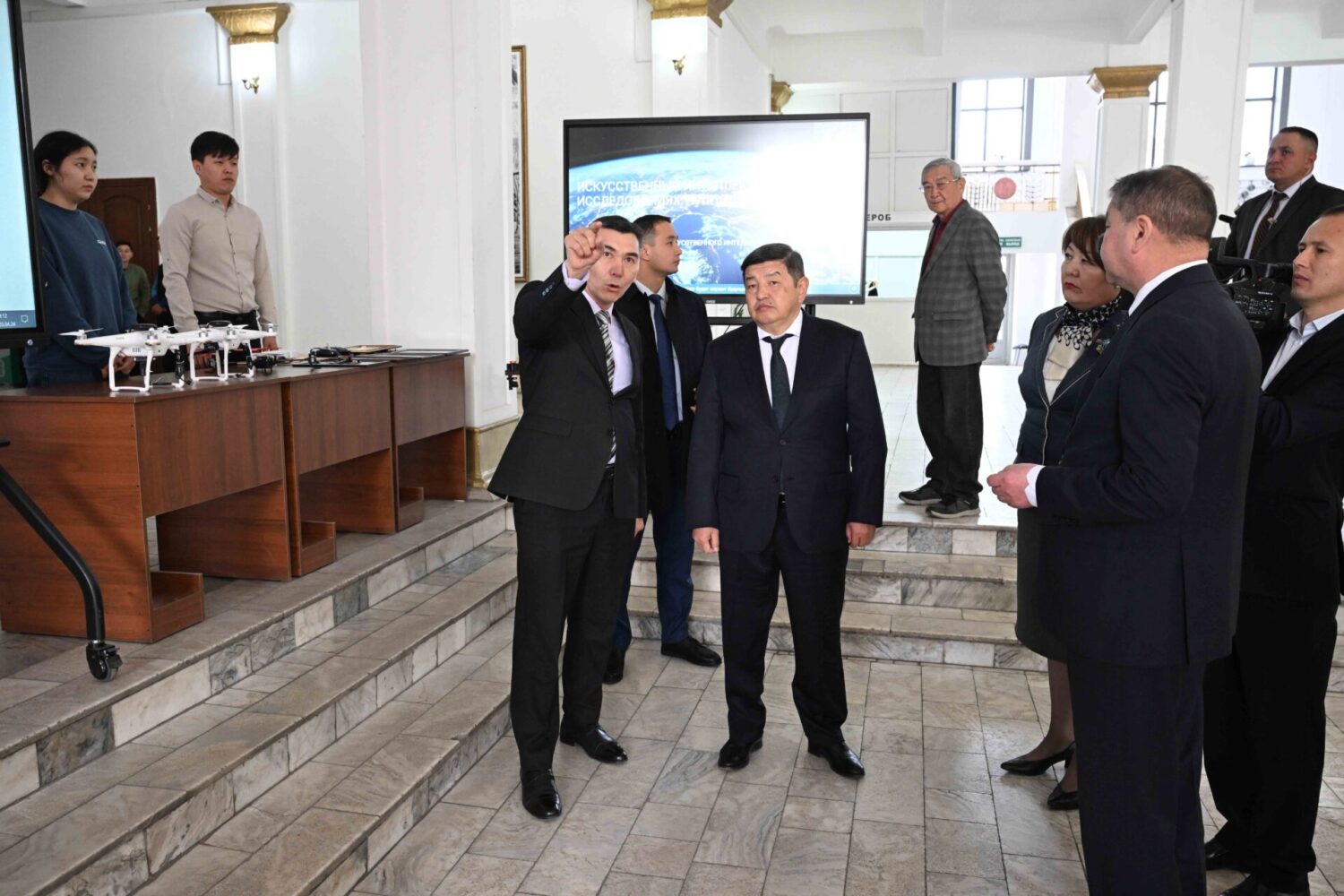 Минкаб башчысы КУУнун студенттерине лекция окуду