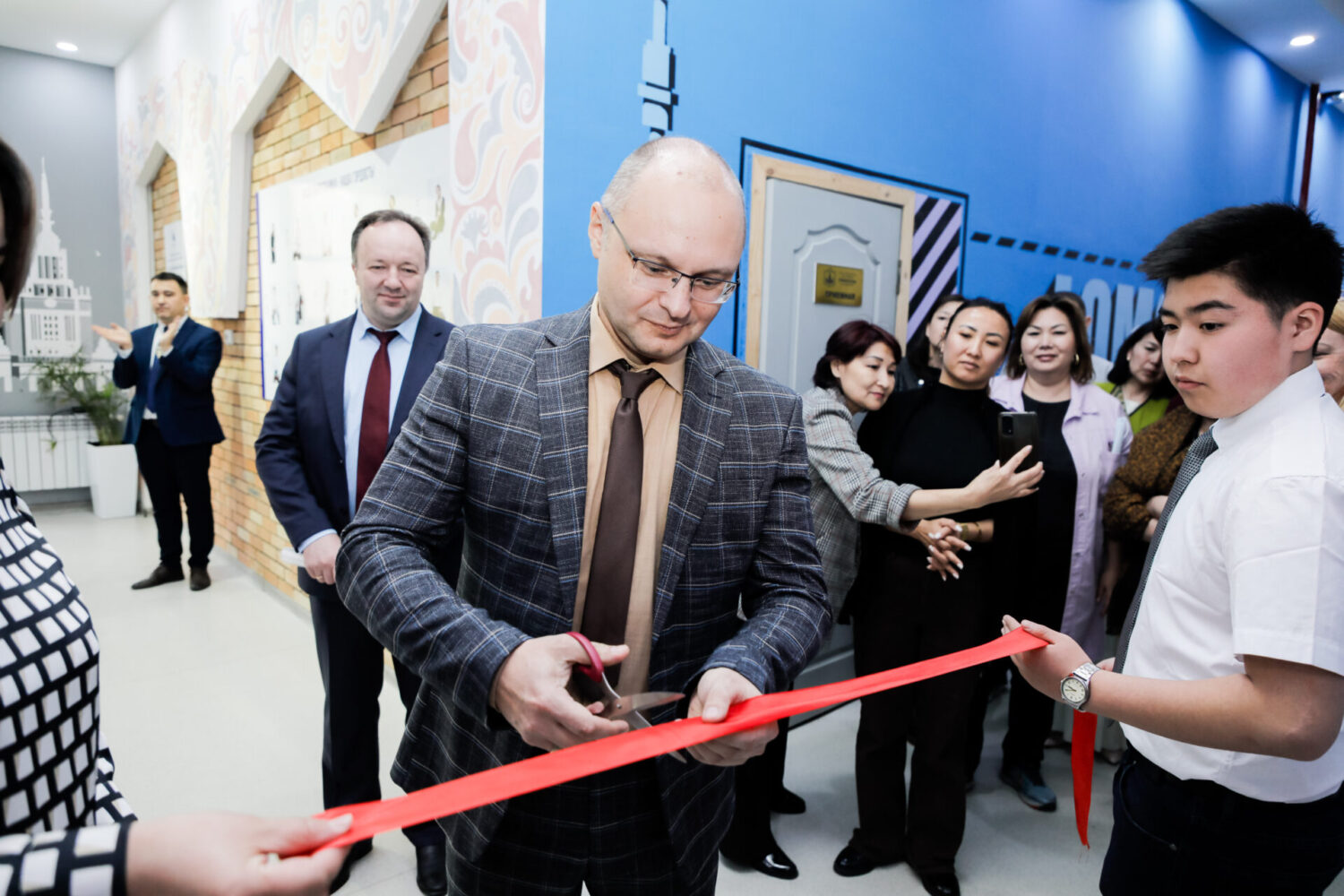 ЛОМОНОСОВ МЕКТЕБИНДЕ АРАЛЫКТАН БИЛИМ БЕРҮҮ БОРБОРУ АЧЫЛДЫ