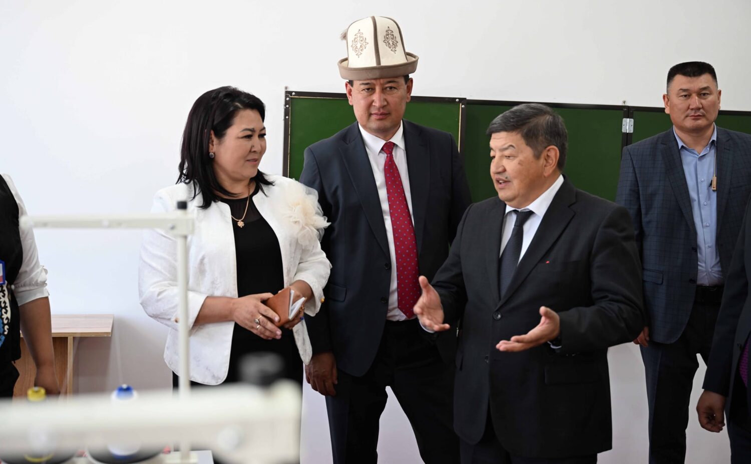 Акылбек Жапаров: курулушу көп жылдан бери созулуп жаткан мектептердин 80 пайызы курулуп бүттү