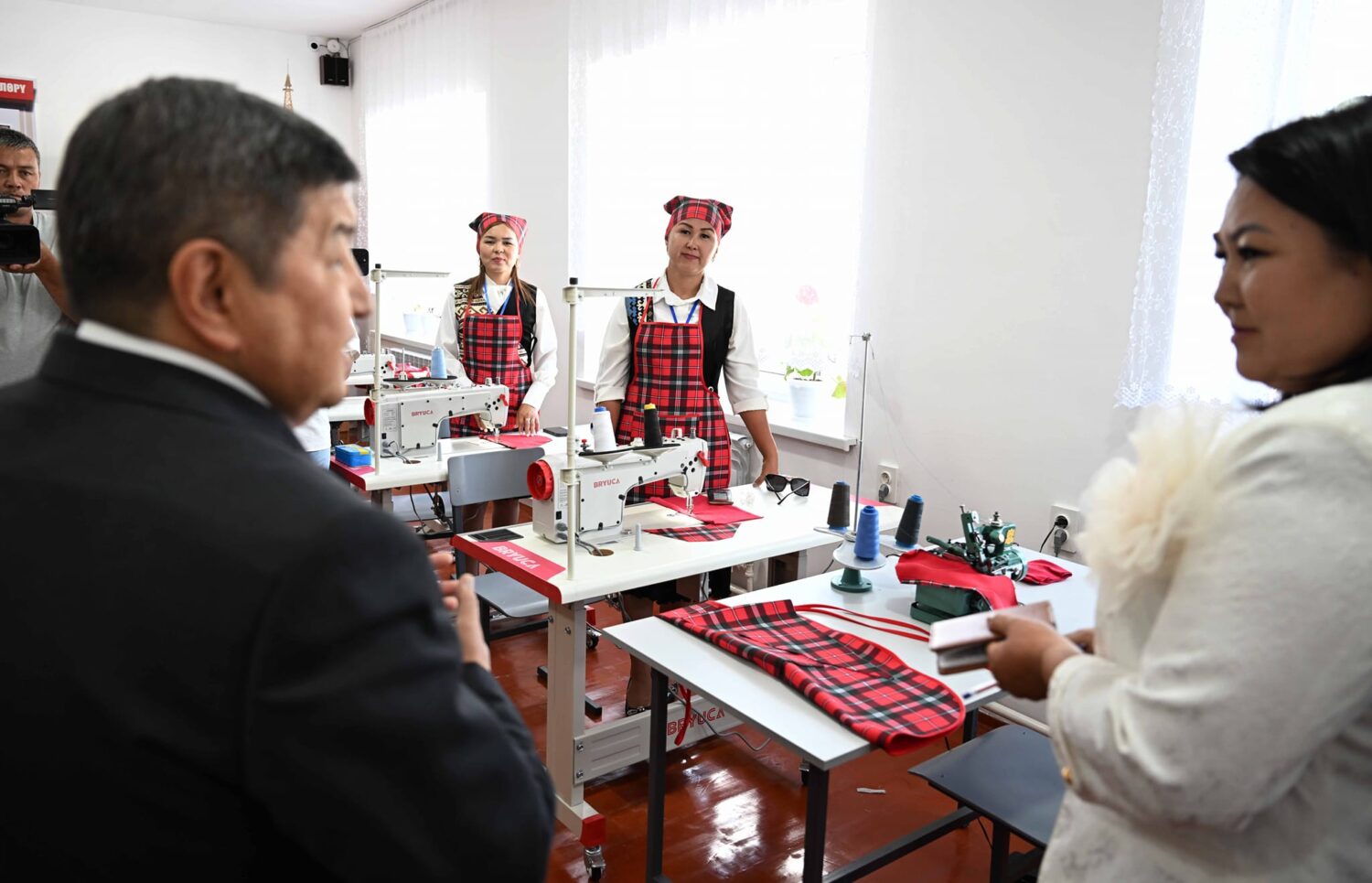 Акылбек Жапаров: курулушу көп жылдан бери созулуп жаткан мектептердин 80 пайызы курулуп бүттү