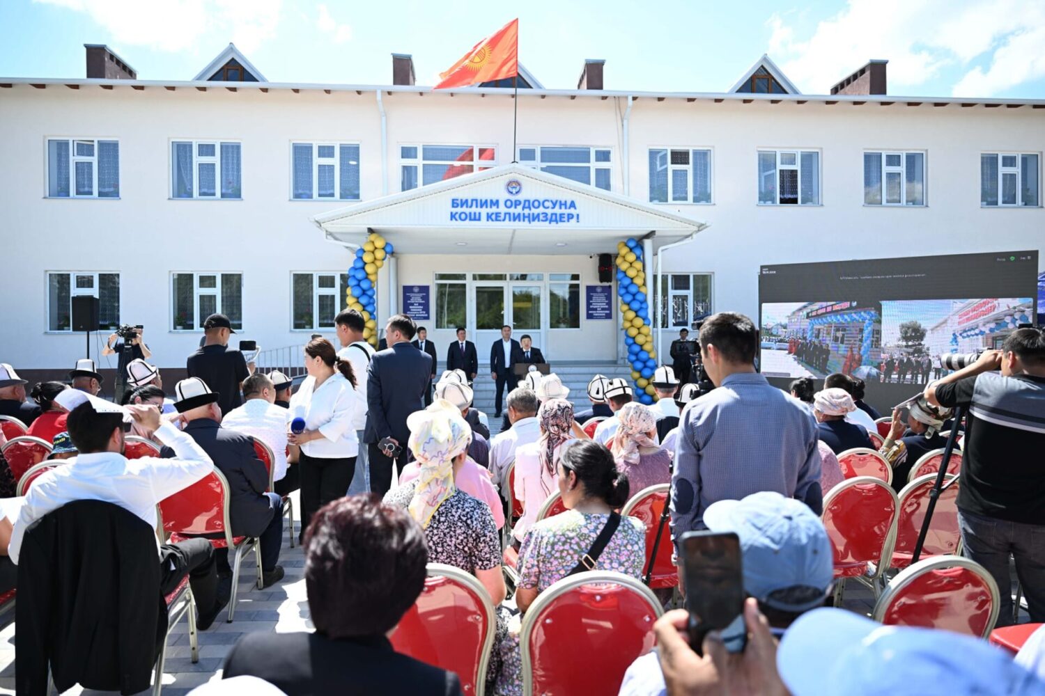 Акылбек Жапаров: курулушу көп жылдан бери созулуп жаткан мектептердин 80 пайызы курулуп бүттү