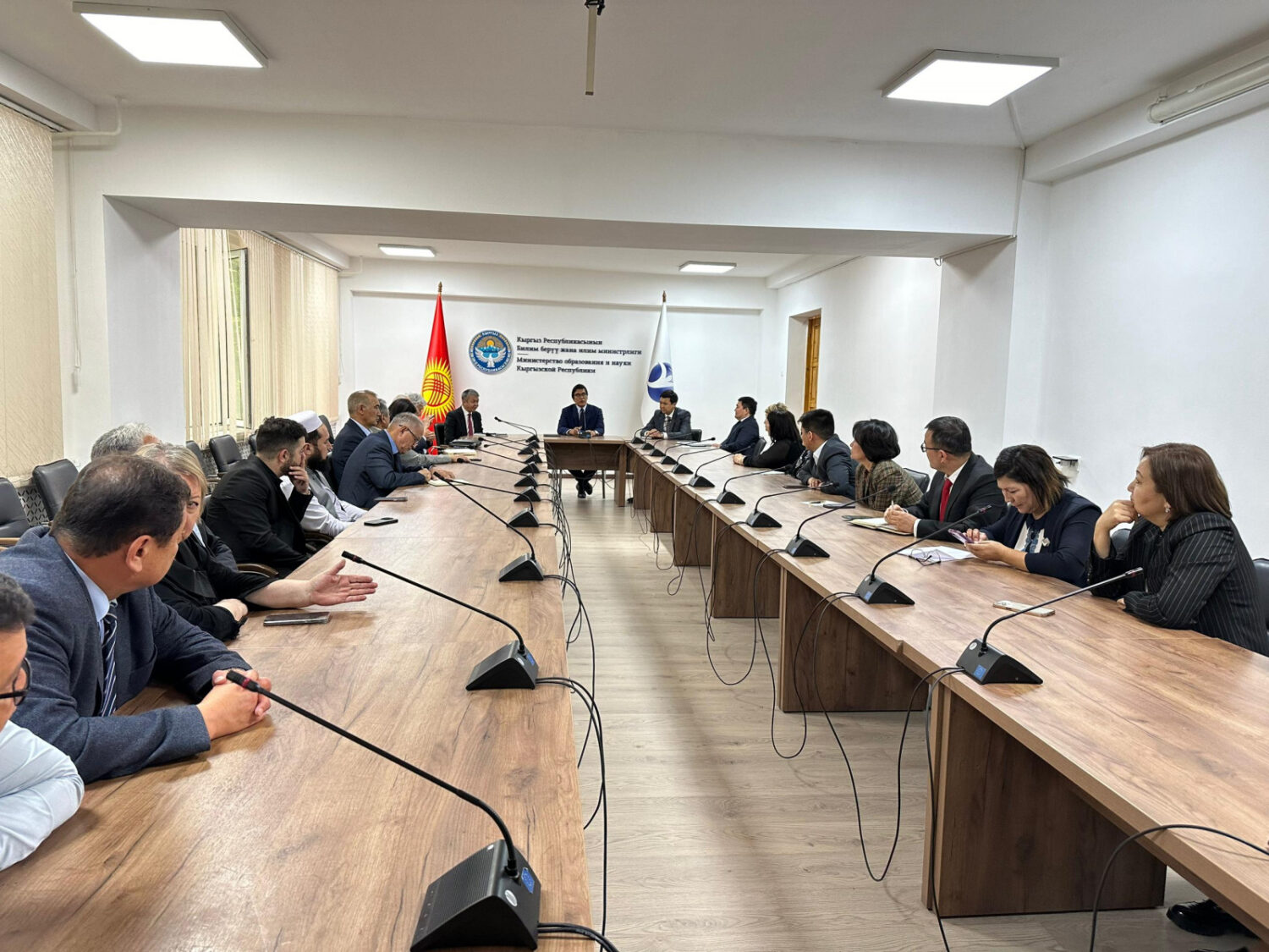 МИНКАБ ТӨРАГАСЫНЫН ОРУН БАСАРЫ ЭДИЛ БАЙСАЛОВ ЖОЖДОРДУН РЕКТОРЛОРУ МЕНЕН ЖЫЙЫН ӨТКӨРДҮ