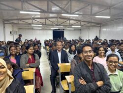 Саламаттык сактоо министри Алымкадыр Бейшеналиев КММАнын чет элдик студенттери менен жолукту