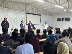 Саламаттык сактоо министри Алымкадыр Бейшеналиев КММАнын чет элдик студенттери менен жолукту