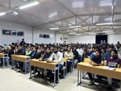 Саламаттык сактоо министри Алымкадыр Бейшеналиев КММАнын чет элдик студенттери менен жолукту