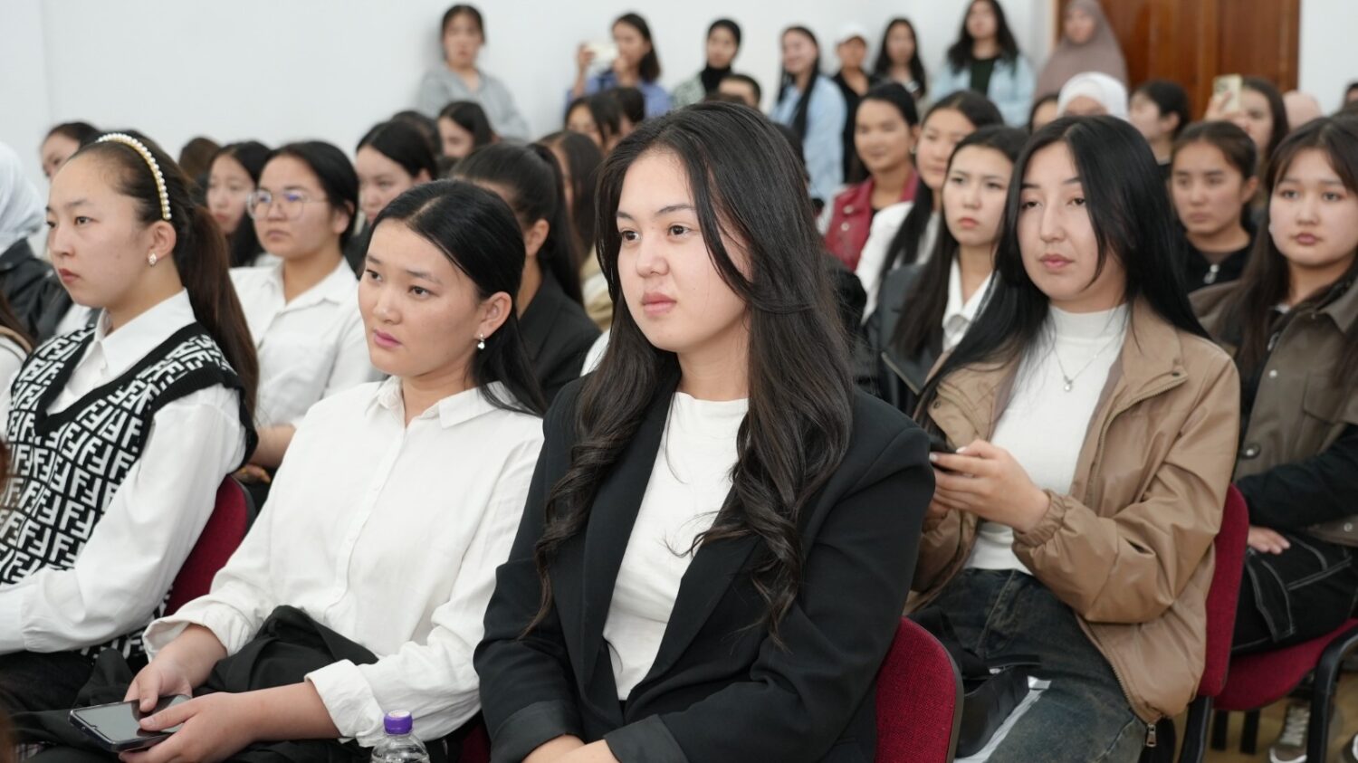 КМУда кереге отурум өттү