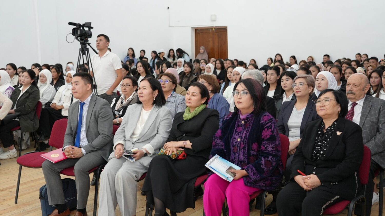 КМУда кереге отурум өттү