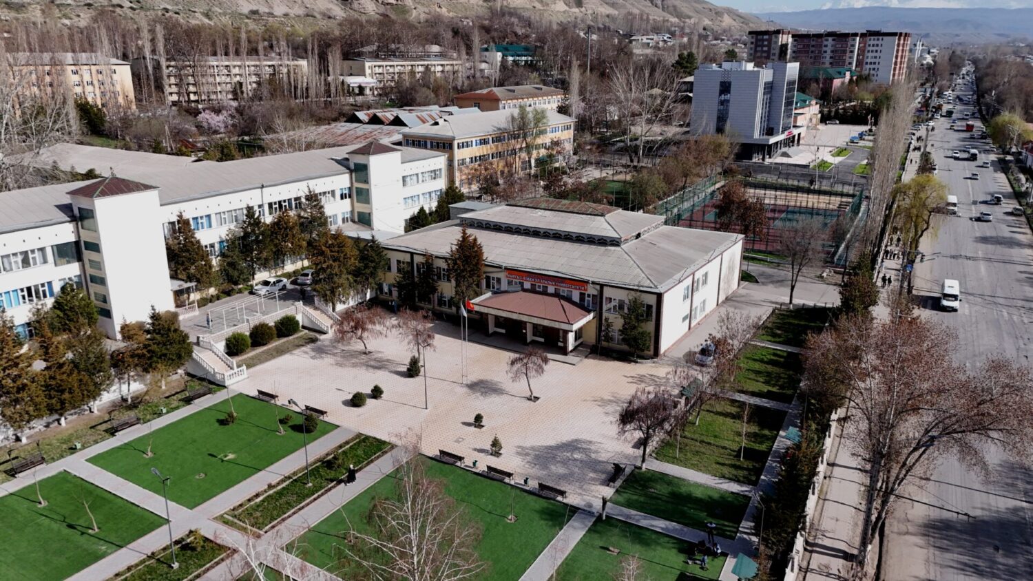 КЫРГЫЗ-ӨЗБЕК ЭЛ АРАЛЫК УНИВЕРСИТЕТИ – ЖАҢЫ ДООРДУН АЛТЫН ТУТКАСЫ!