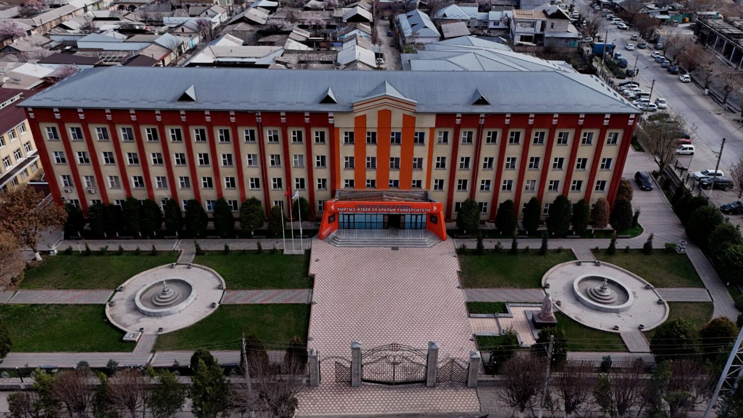 КЫРГЫЗ-ӨЗБЕК ЭЛ АРАЛЫК УНИВЕРСИТЕТИ – ЖАҢЫ ДООРДУН АЛТЫН ТУТКАСЫ!