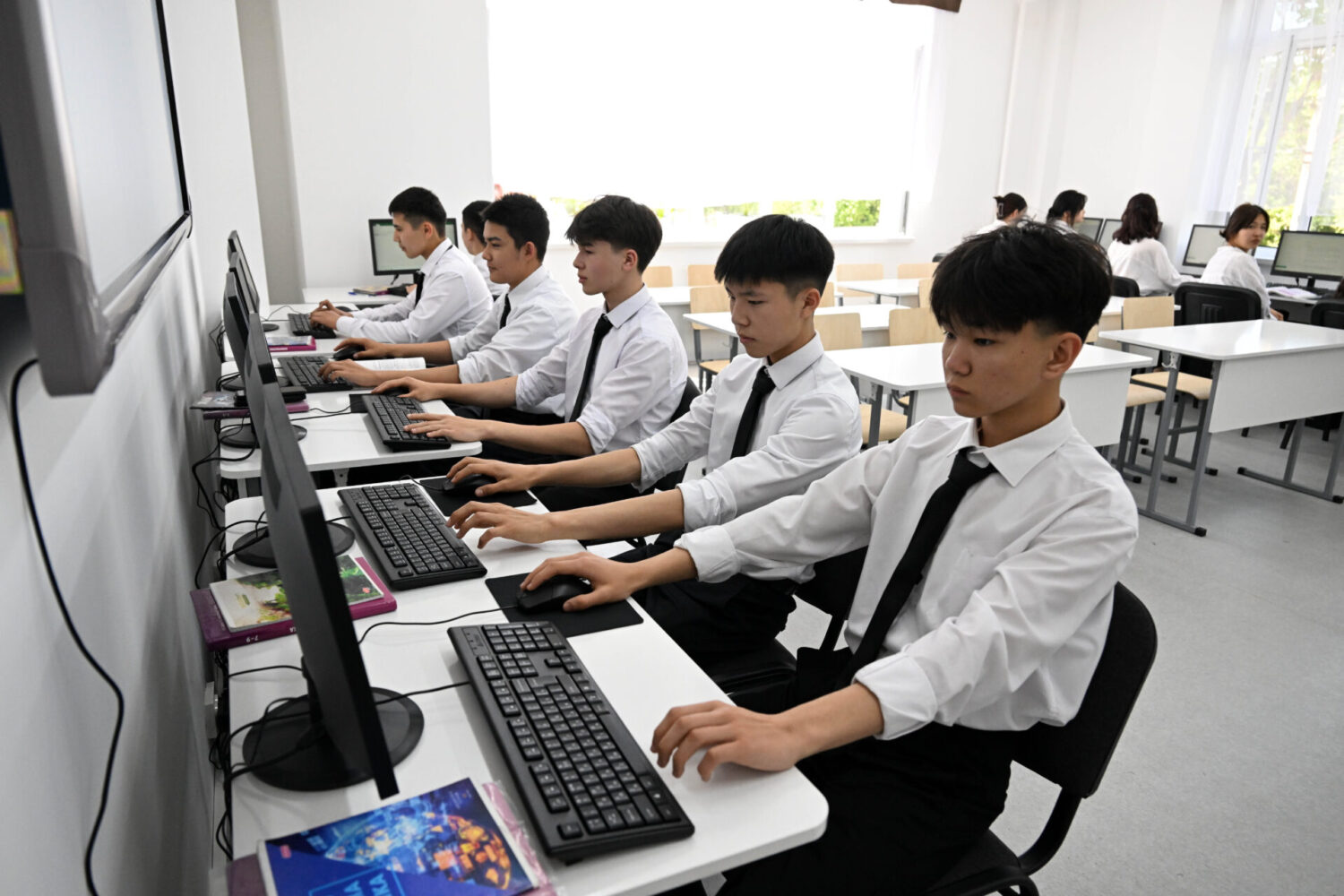 ПРЕЗИДЕНТ САДЫР ЖАПАРОВ: Ар бир курулган мектеп— өлкөбүздүн өнүгүүсүнө кошулган салым