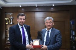 Улуу Британиянын элчиси Николас Боулер ОшМУда