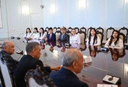 Төрага Нурланбек Шакиев КУАУнун алдыңкы студенттерине стипендия тапшырды