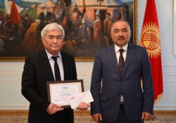 Төрага Нурланбек Шакиев КУАУнун алдыңкы студенттерине стипендия тапшырды