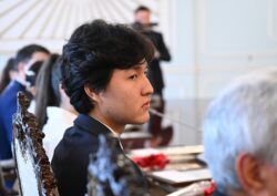 Төрага Нурланбек Шакиев КУАУнун алдыңкы студенттерине стипендия тапшырды