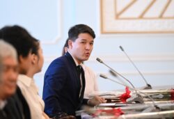 Төрага Нурланбек Шакиев КУАУнун алдыңкы студенттерине стипендия тапшырды