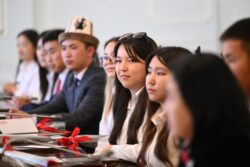 Төрага Нурланбек Шакиев КУАУнун алдыңкы студенттерине стипендия тапшырды