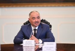 Төрага Нурланбек Шакиев КУАУнун алдыңкы студенттерине стипендия тапшырды