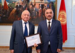 Төрага Нурланбек Шакиев КУАУнун алдыңкы студенттерине стипендия тапшырды