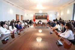 Төрага Нурланбек Шакиев КУАУнун алдыңкы студенттерине стипендия тапшырды