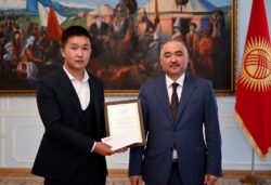 Төрага Нурланбек Шакиев КУАУнун алдыңкы студенттерине стипендия тапшырды